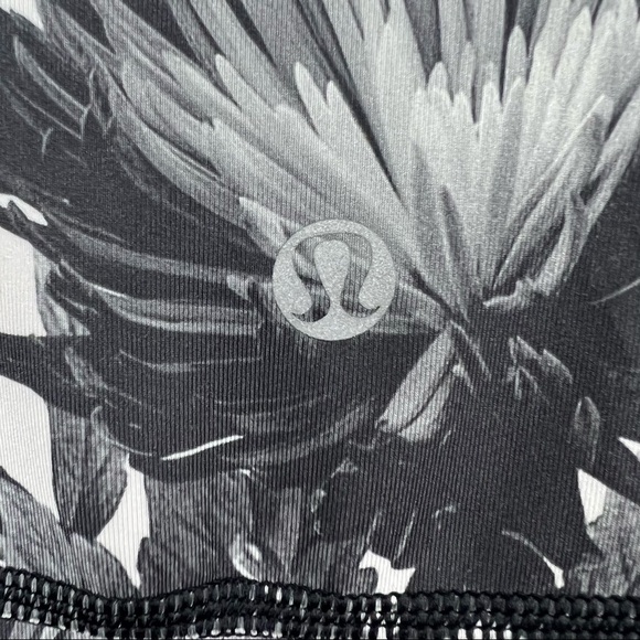 LULULEMON Aria Tank II, Brisk Bloom Black White / White Floral, Size 6 - Picture 9 of 10